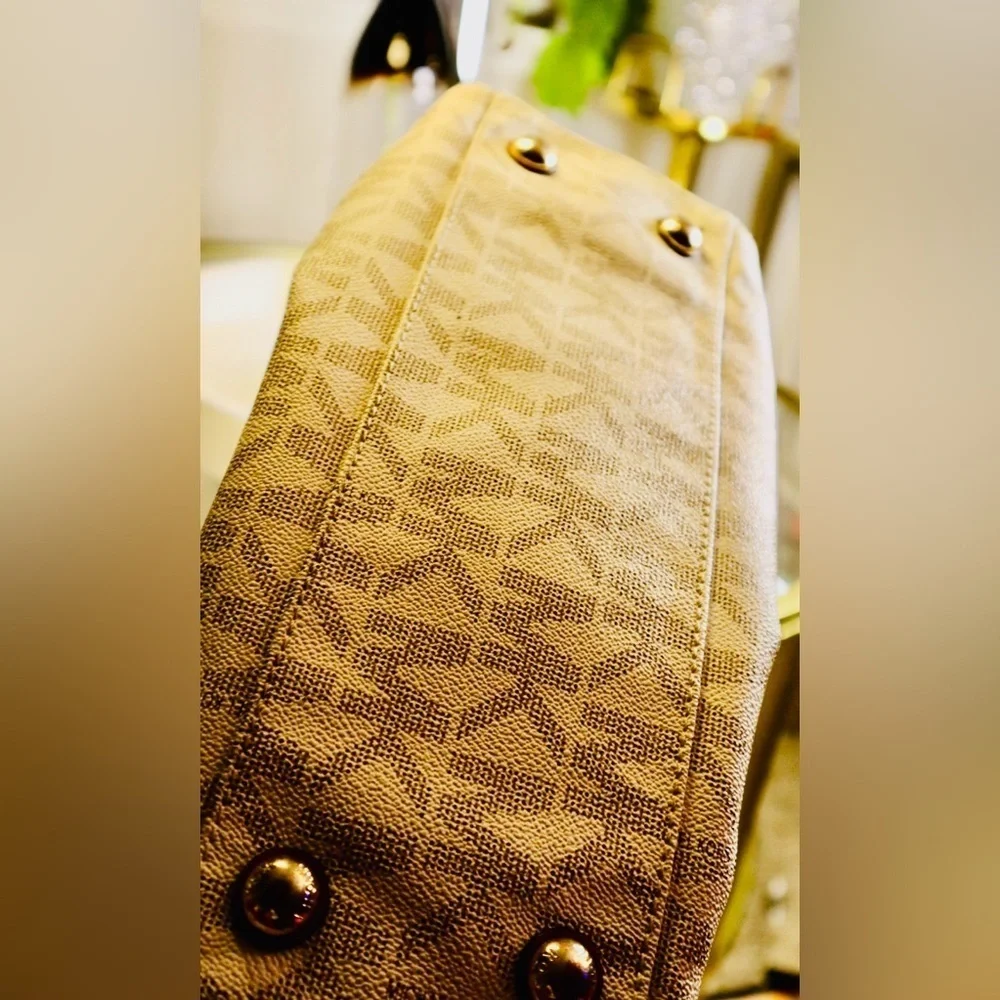 Michael Kors Cynthia Signature Logo w/Jet Set Travel Logo Quarter-Zip Wallet